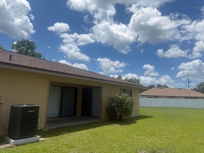 Building Photo - Spacious Duplex in Poinciana