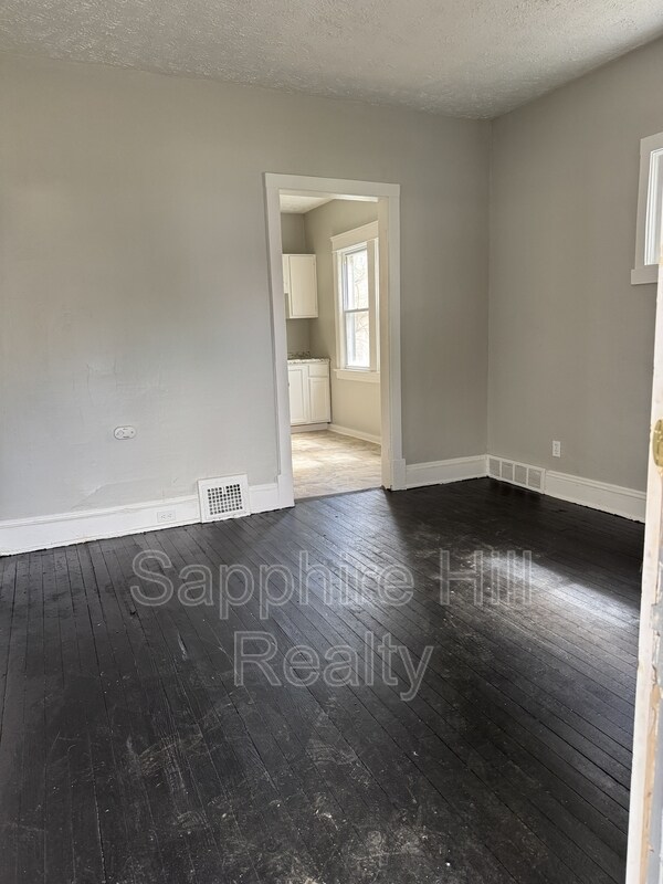 Building Photo - 2927 E 126th St