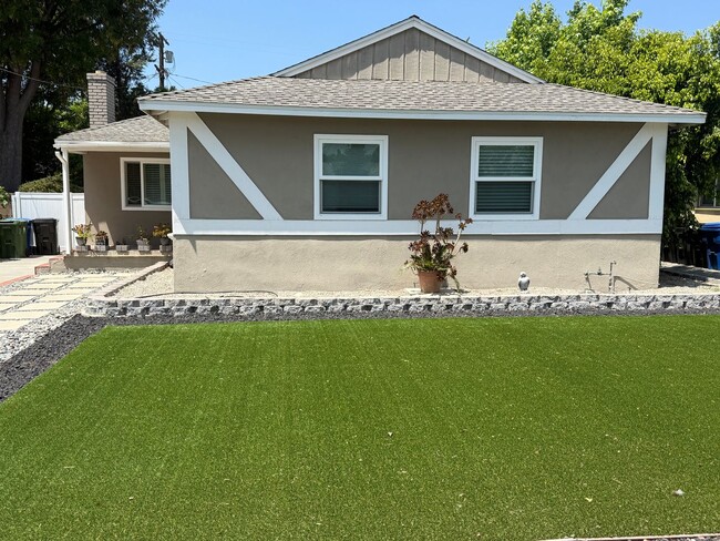 Foto del edificio - Lovely 3 Bedroom House w/ Finished Garage