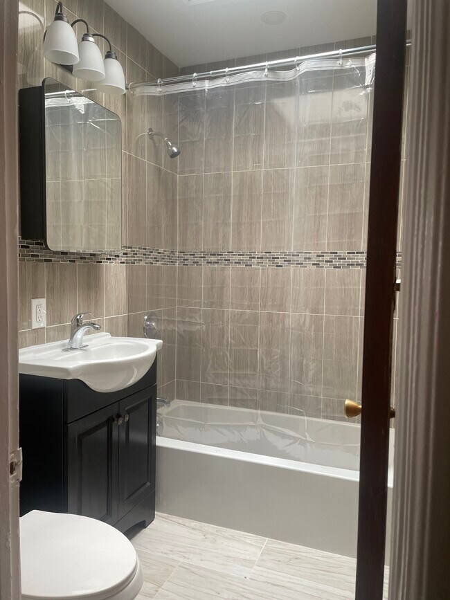 Building Photo - 682 E 43rd St