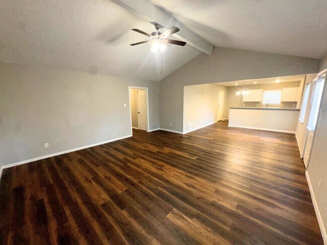 Foto del edificio - 723 Cherry Valley Dr