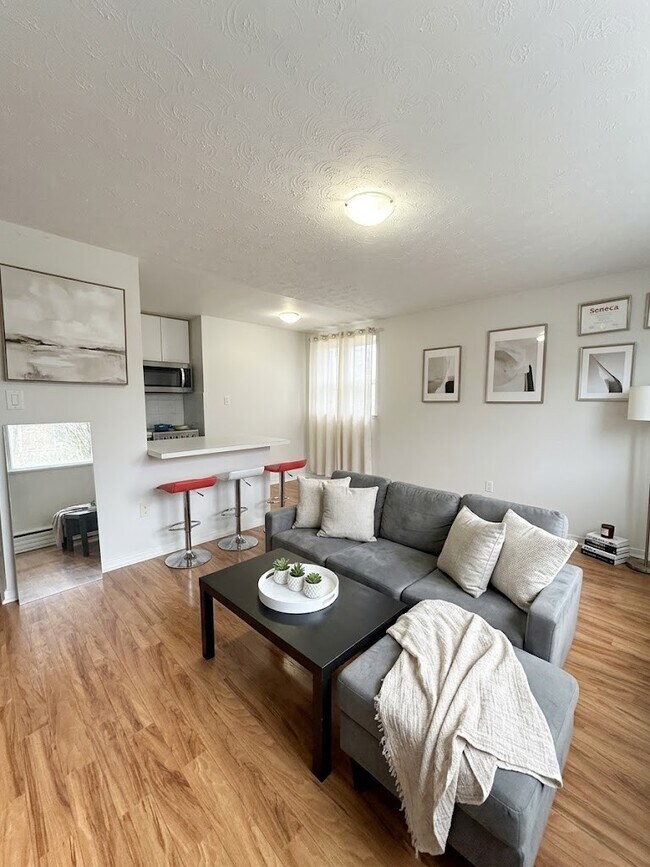 Building Photo - 140 Springhurst Ave