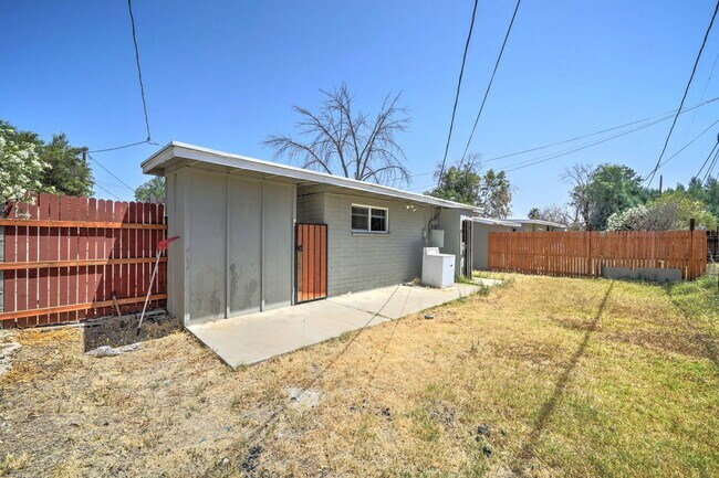 Building Photo - 2133 W Morten Ave