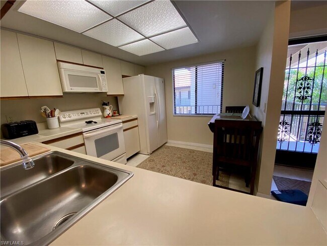 Foto del edificio - 13021 Cross Creek Blvd