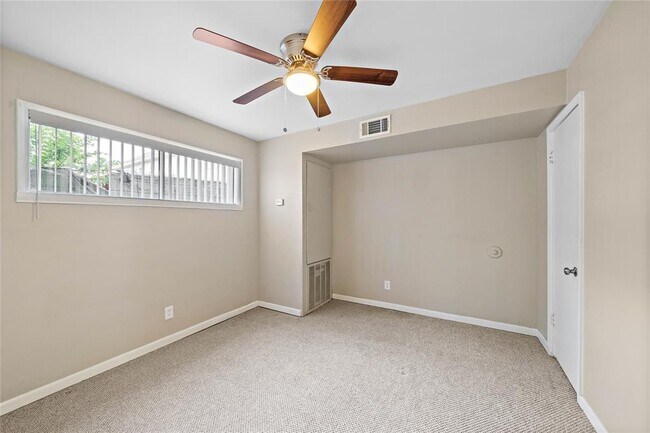 Building Photo - 1309 Blair St