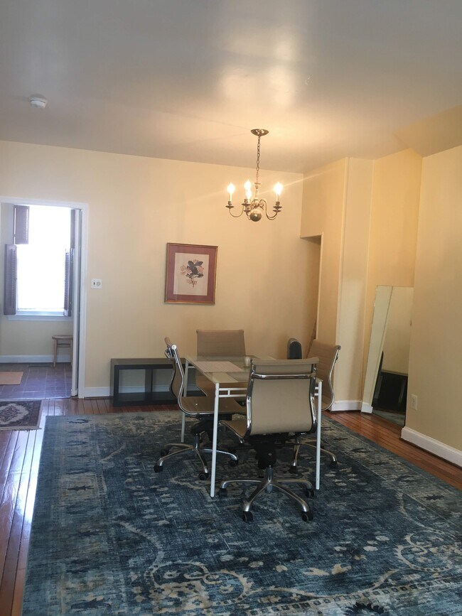Foto del edificio - 2524 Queen Annes Ln NW