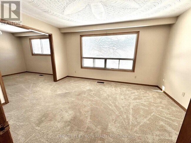 Photo du bâtiment - 915 Taunton Rd E