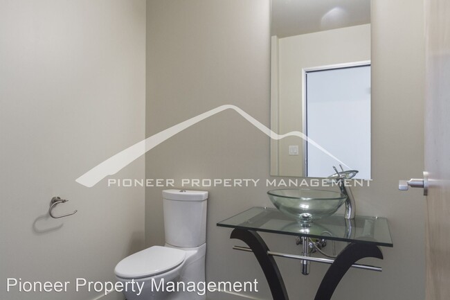 Building Photo - 2 br, 2.5 bath House - 2229 Blake St #708