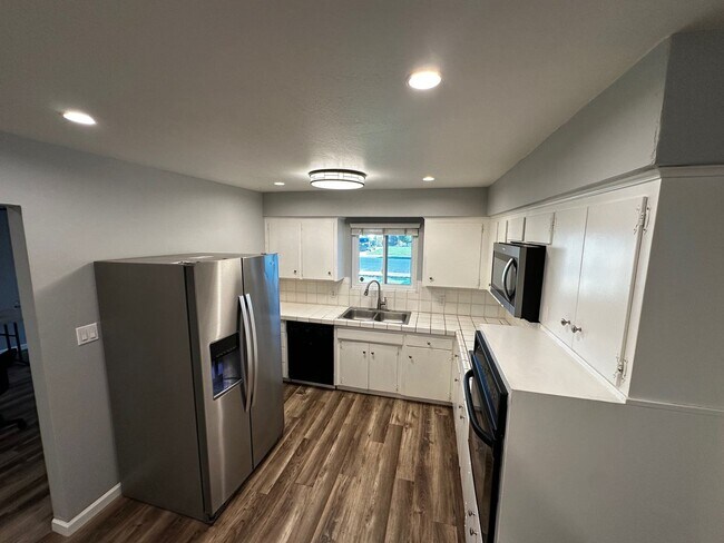 Foto del edificio - Available! Updated, Air Conditioning, Yard- Pets Okay- Move In Ready!