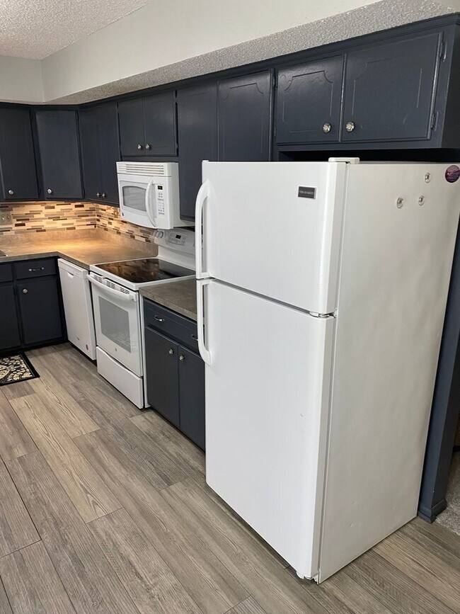 Foto del edificio - Fully Updated 3 Bedroom 3 Bath Townhouse with 2 Stall Attatched Garage