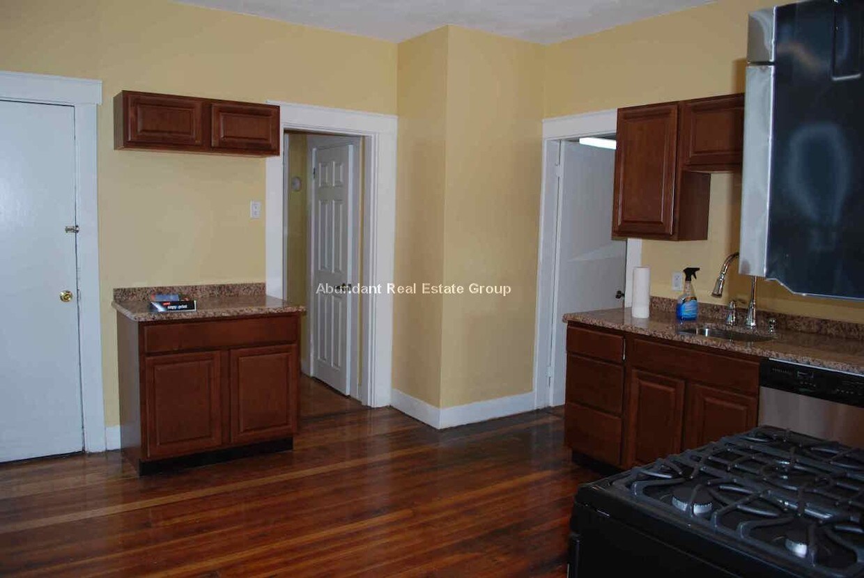 Primary Photo - 21 Durham St