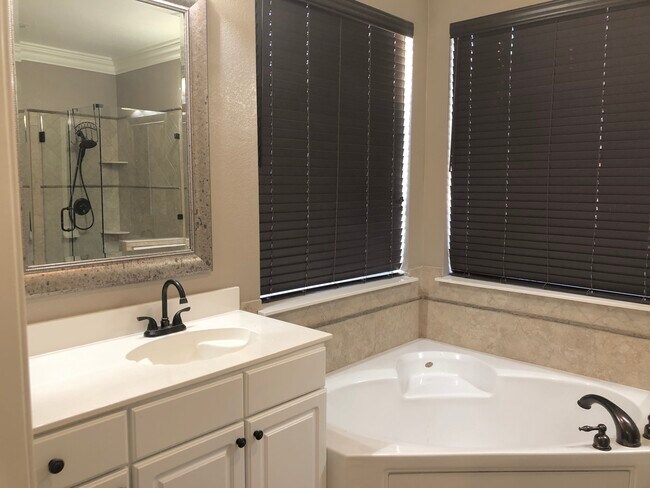 Foto del edificio - 6817 Hillwood Dr