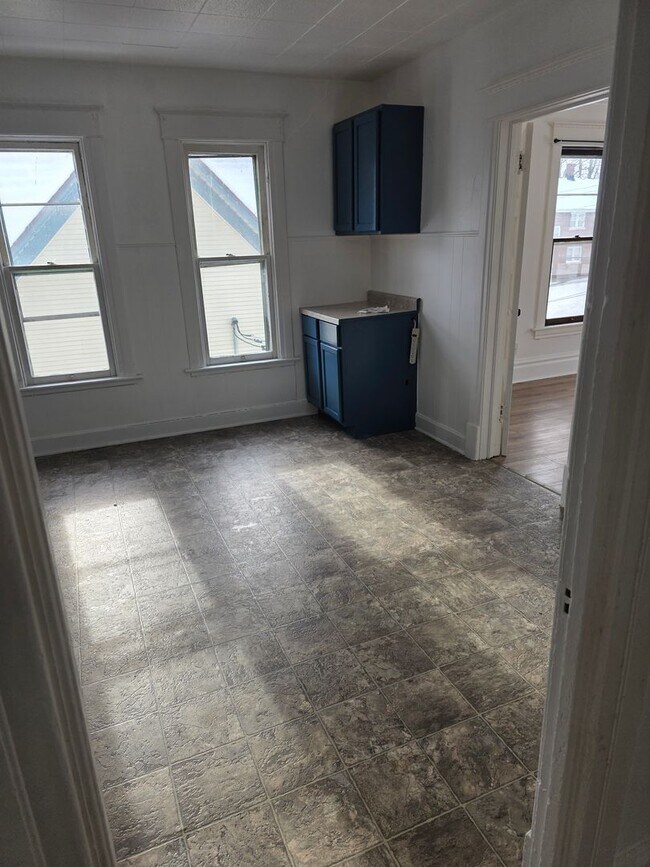 Building Photo - 402 S Gardiner Ave