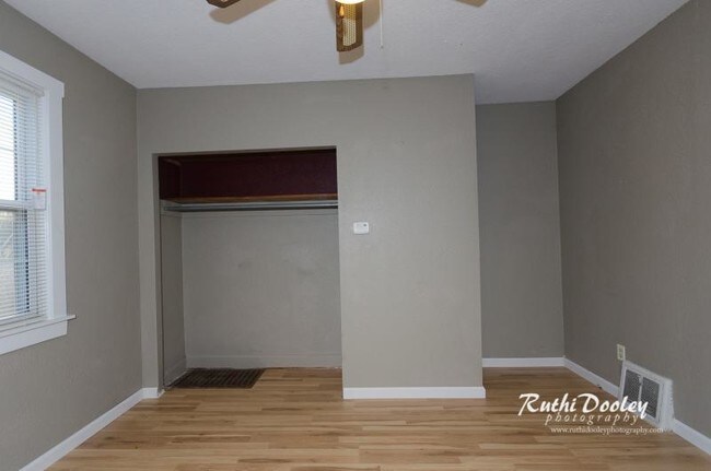 Building Photo - 1620 Kinsella Ave