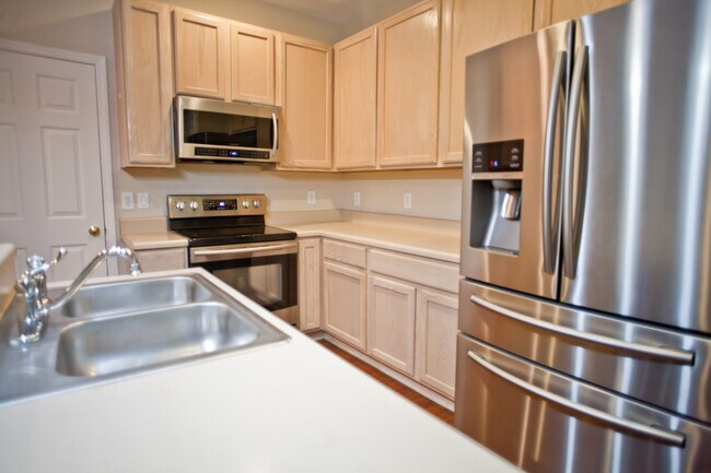 Foto del edificio - Spacious 3-Bedroom Ranch with Versatile Living Spaces and Modern Comforts