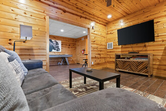 Building Photo - 202 Oak Ledge Rd