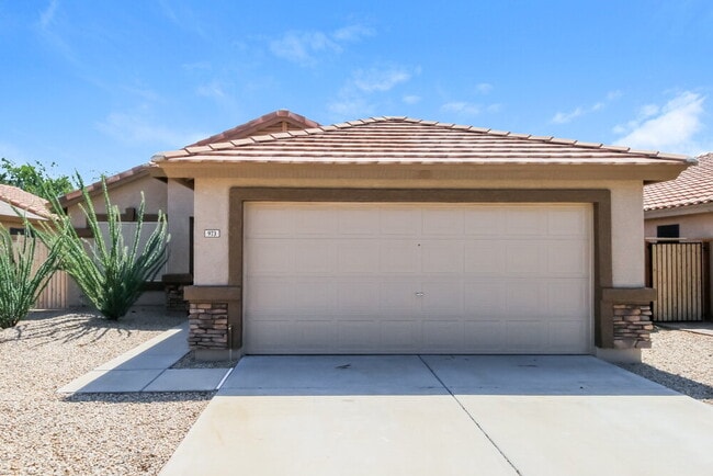 Building Photo - 973 E Yuma Ave