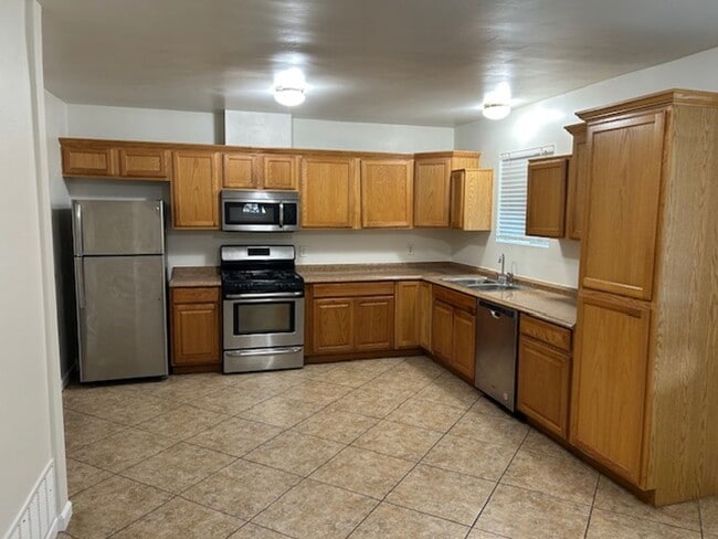 Building Photo - All Utilities Included! Spacious 3 Bedroom + Den Near Phoenix Country Club