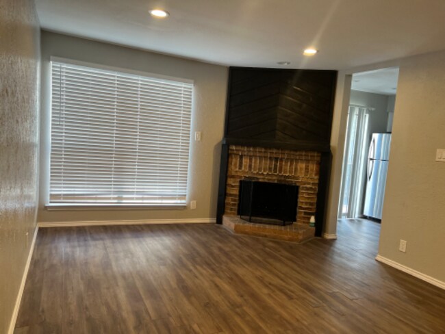 Foto del edificio - 6028 Stoneybrook Dr