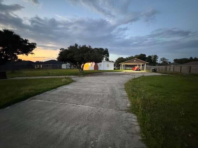 Foto del edificio - 5926 Saufley Pines Rd