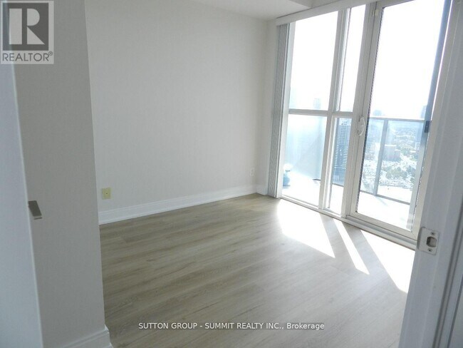 Photo du bâtiment - 60 Absolute Ave