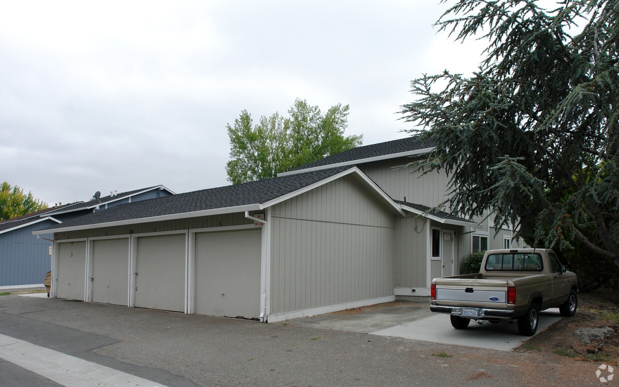 Building Photo - 6420 Country Club Dr