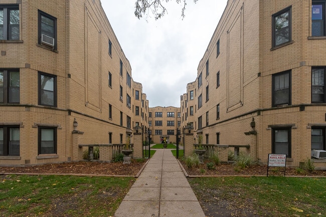 Building Photo - 3817 N Greenview Ave