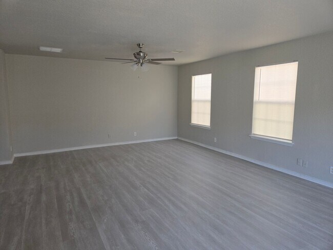 Foto del edificio - Spacious 4 Bedroom 2.5 Bath 2 Car Garage i...