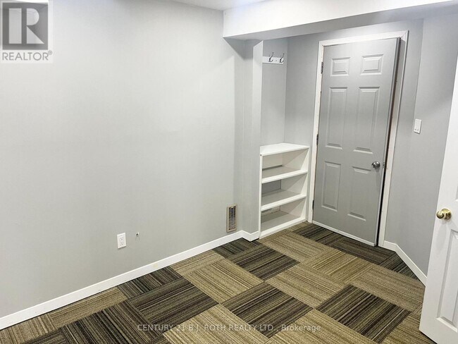 Photo du bâtiment - 60 Shanty Bay Rd