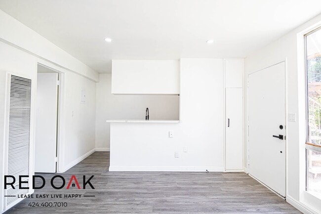 Building Photo - 10810 Sarah St