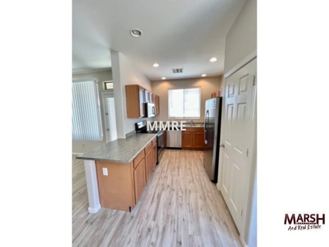 Building Photo - Split bedroom floor plan with 3 bedrooms i...