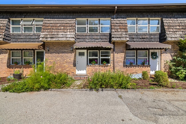 Building Photo - 215 Oakview Dr