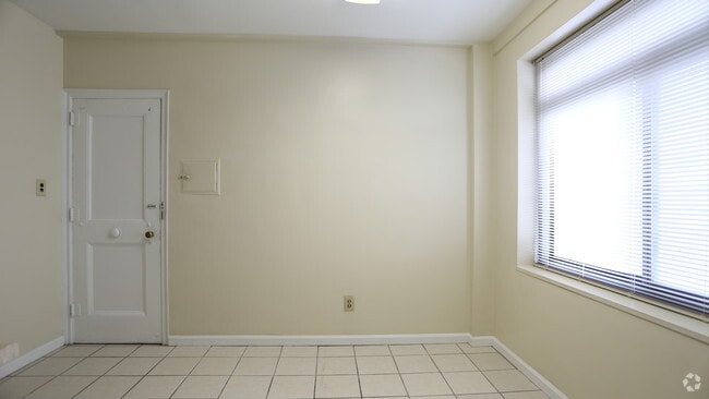 Dining Area -1BR, 1BA - 913 SF - Royal York Apartments