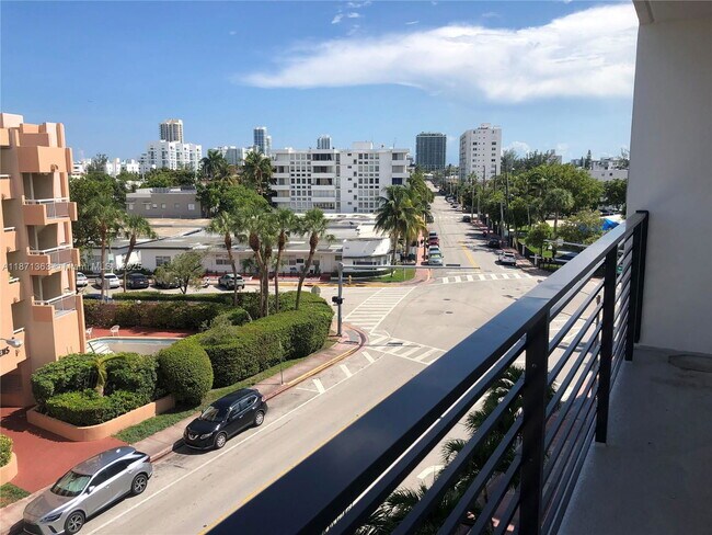 Foto del edificio - 8100 Byron Ave