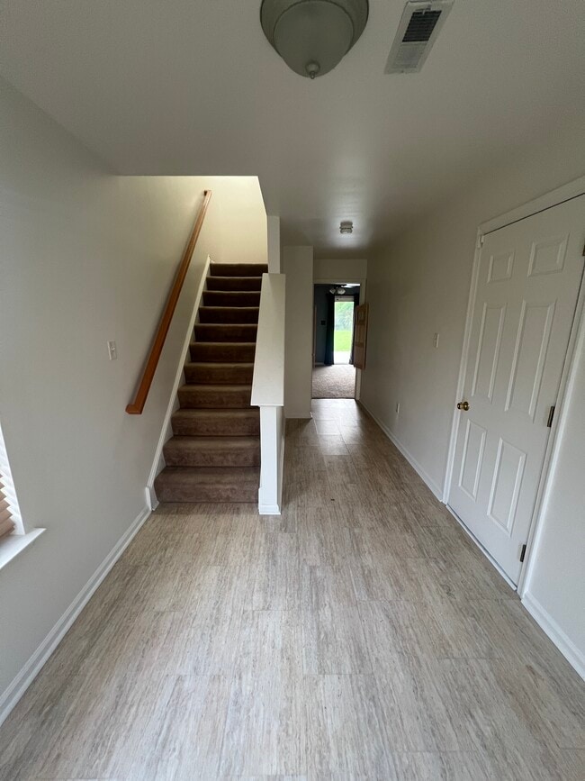 Building Photo - 8 Dolmen Ln