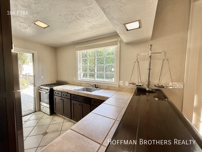 Building Photo - 927 N Rexford Dr