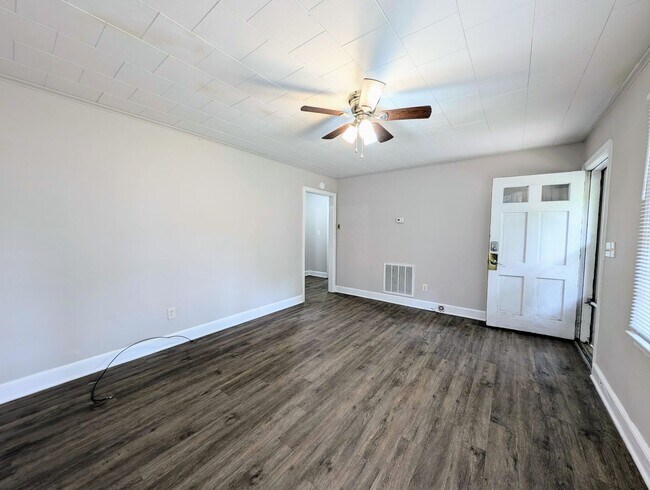 Building Photo - 213 E Weatherspoon