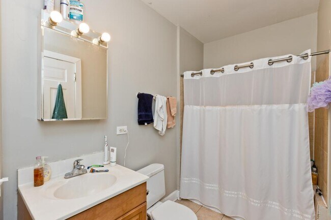 Foto del edificio - 3 bedroom in Chicago IL 60657