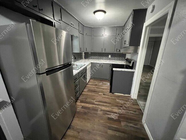 Foto del edificio - 913 Meadowbrook Dr