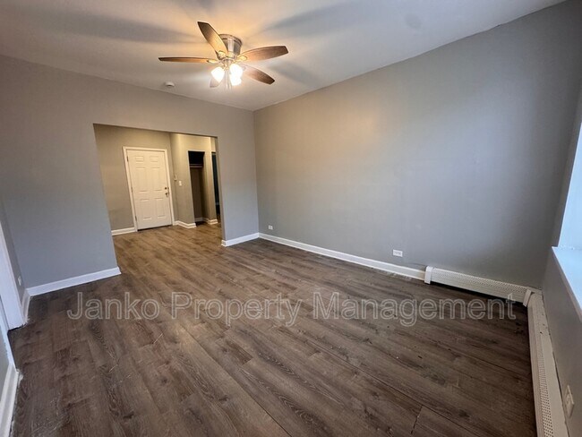 Foto del edificio - 5647 W Washington Blvd