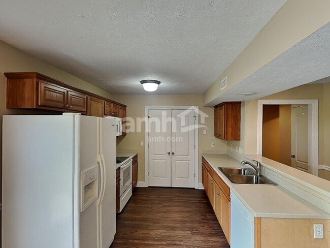 Building Photo - 2140 Aberdeen Cir