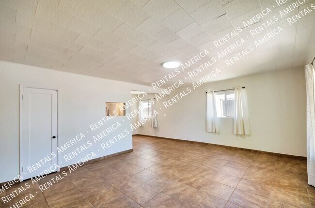 Building Photo - 1520 E Silver St