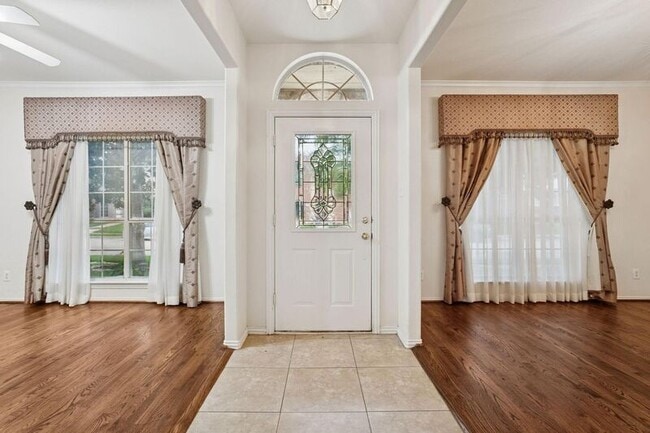 Building Photo - 2036 Camelot Dr