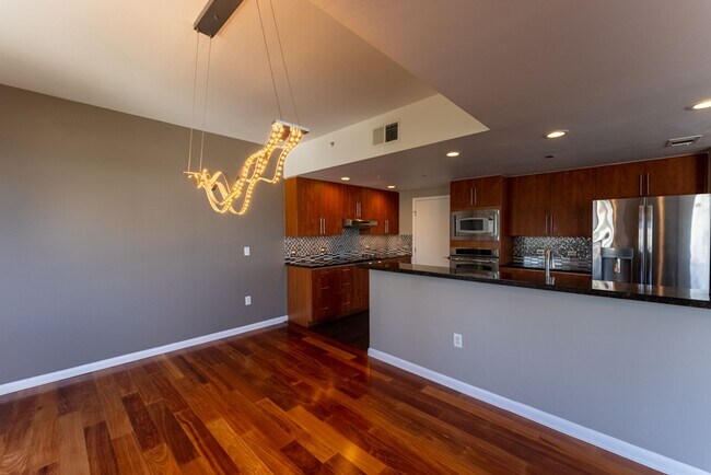 Foto del edificio - Luxury Downtown Condo with Panoramic Views...