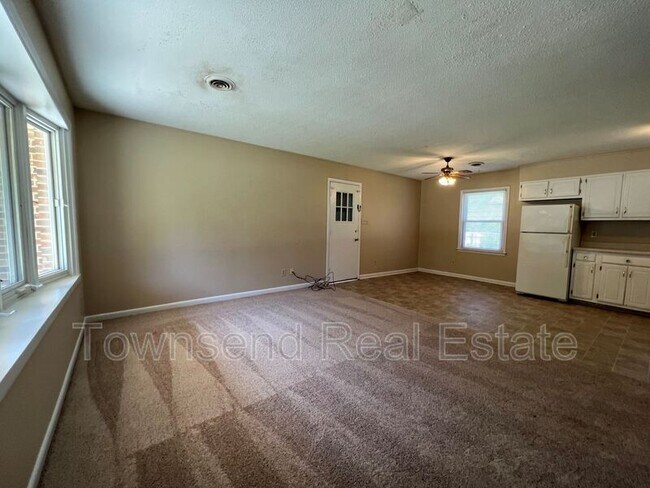 Foto del edificio - 5675 Livingston Dr