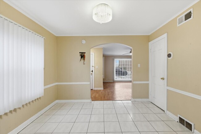 Foto del edificio - 6415 Drake Ave