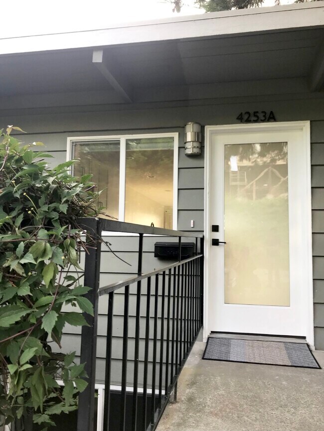 ¡Bienvenido a casa! - 4253 Palatine Ave N