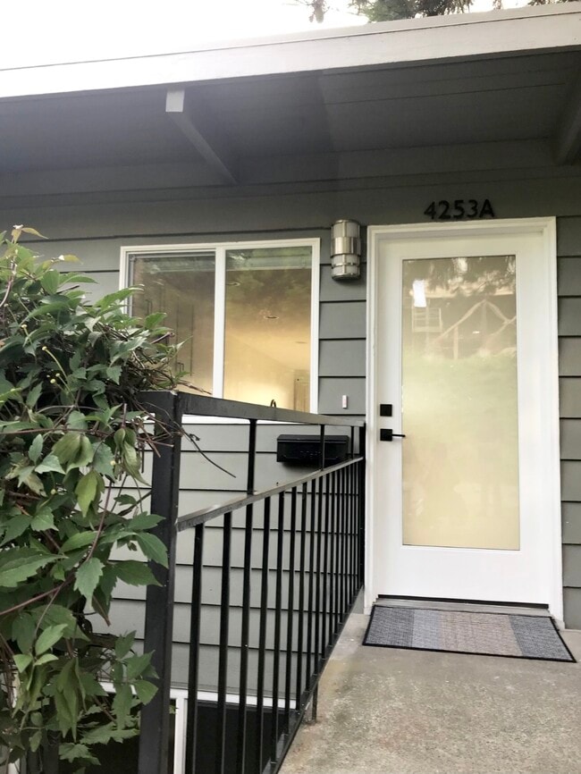 Puerta principal - 4253 Palatine Ave N