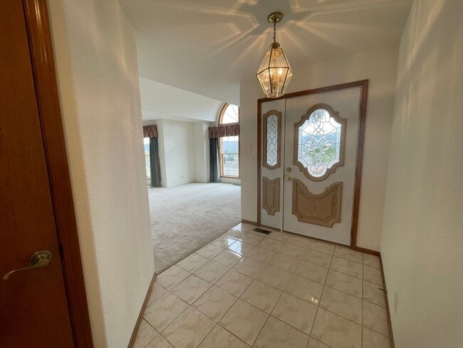 Building Photo - Available Now 3 bedroom 2 bath Hucrest home