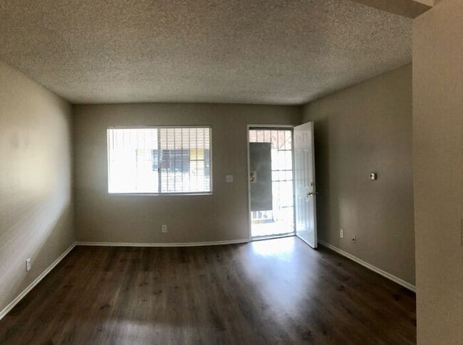 Building Photo - Newly updated pet-friendly home on the sec...